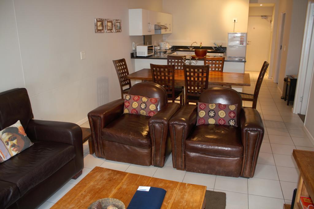 Surferscorner Self Catering Apartments Muizenberg Exterior foto